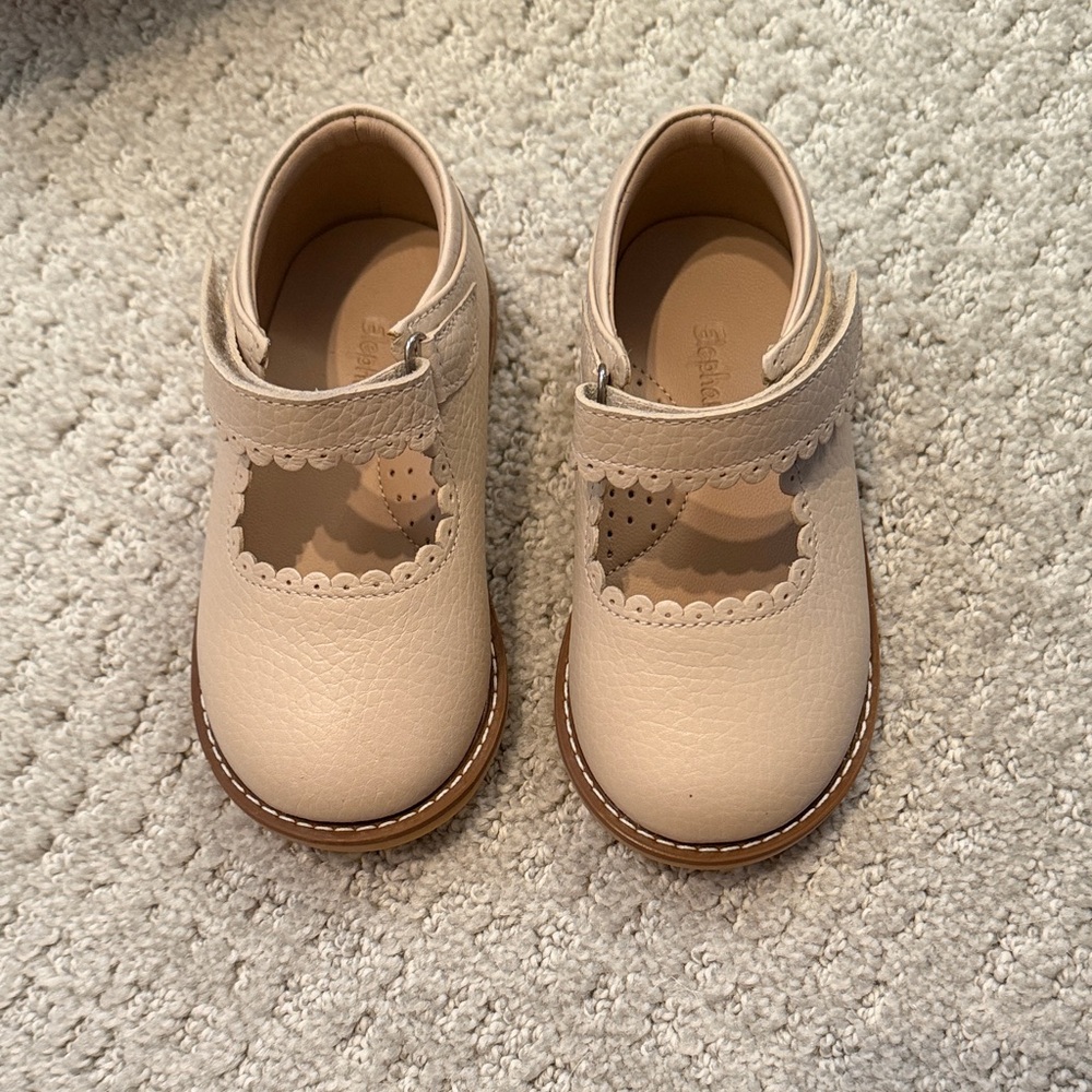 Elephantito Leather Cream Dress Shoes for Toddler Girls, size 6.5 EU 22
